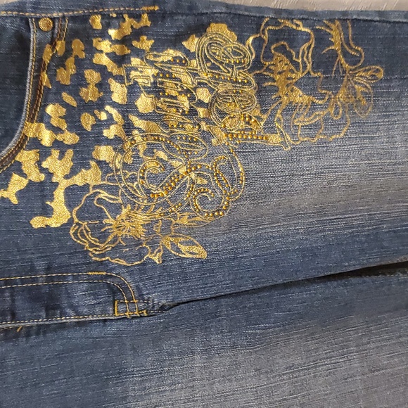 SZ. 11 SOUTH POLE GOLD EMBELLISHED & EMBROIDERED BERMUDA STYLED CUFFED DENI… - Picture 2 of 8